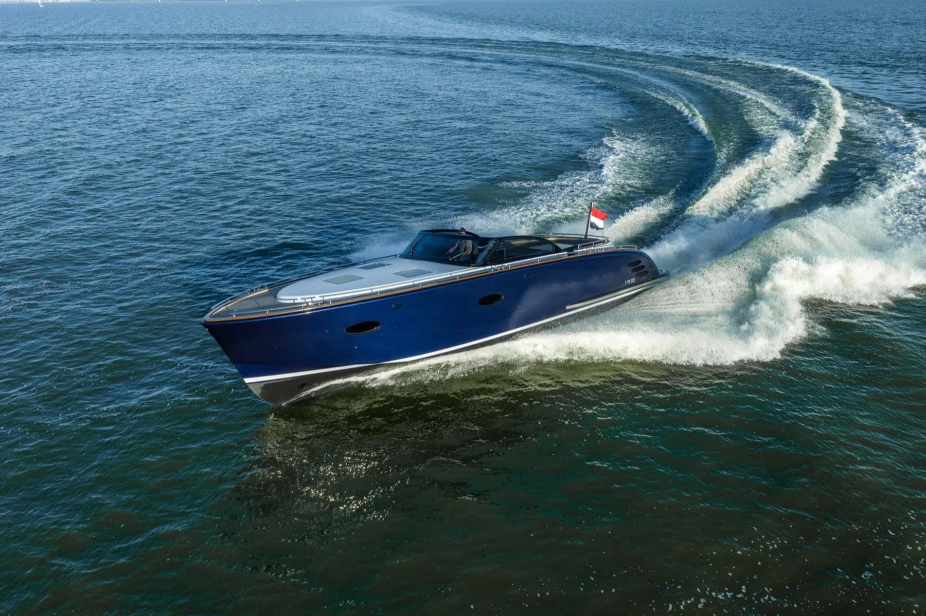 Tristian 44 at speed with a sweeping wake