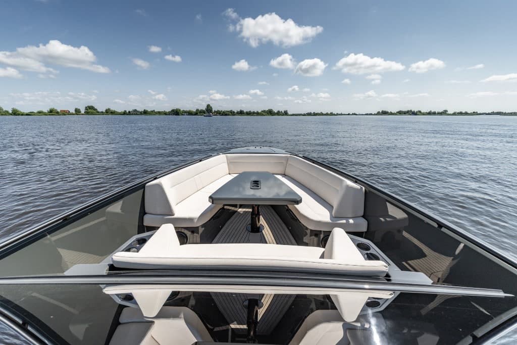Kuip met zitgroep van een motorjacht