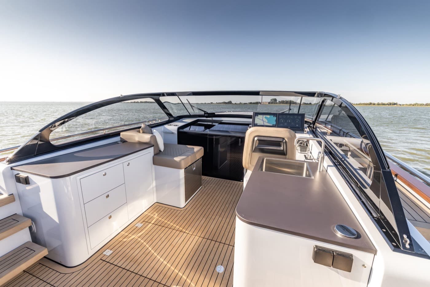 Wraparound windscreen of the Tristian 44 with an uninterrupted view of the horizon